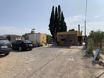 Villa avec piscine privée, 3 chambres, garage séparé et oliviers