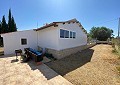 Villa met 3 slaapkamers en 2 badkamers en gastenverblijf met 3 slaapkamers en 1 badkamer in Salinas. in Alicante Property