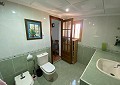 Villa met 3 slaapkamers en 2 badkamers en gastenverblijf met 3 slaapkamers en 1 badkamer in Salinas. in Alicante Property