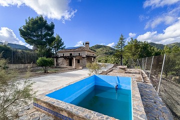 Finca Rústica con Piscina y Terreno en Torremanzanas