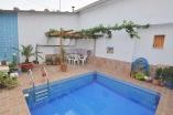 Skurriles 3-Bett-Tardis-Haus mit Pool, Yecla in Alicante Property