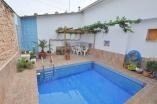 Skurriles 3-Bett-Tardis-Haus mit Pool, Yecla in Alicante Property