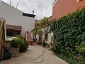 Gran Casa en el pueblo con piscina privada en Caudete in Alicante Property