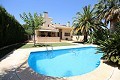 Große Villa mit Pool und Garten in Alicante Property