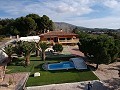 Grote vrijstaande villa met zwembad dicht bij de stad in Elda-Petrer in Alicante Property