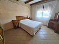 Luxuriöses 3-Bett-Haus mit Nebengebäuden in Alicante Property