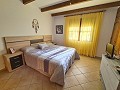 Luxuriöses 3-Bett-Haus mit Nebengebäuden in Alicante Property