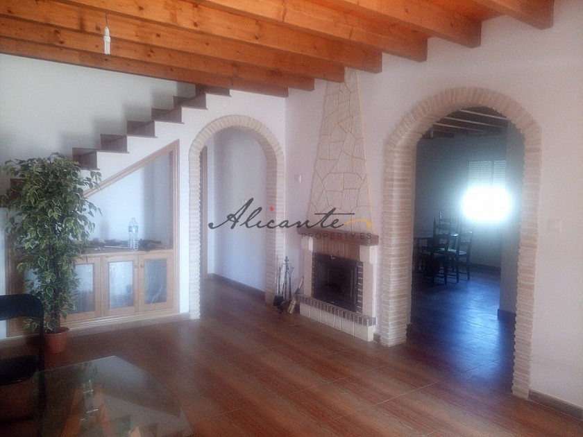 Beautiful renovated 5 Bed Villa on large plot in Alicante Property