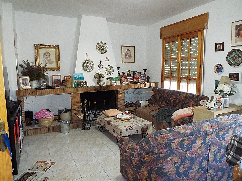 Plaza Townhouse with 5 Bedrooms in Ayora in Alicante Property