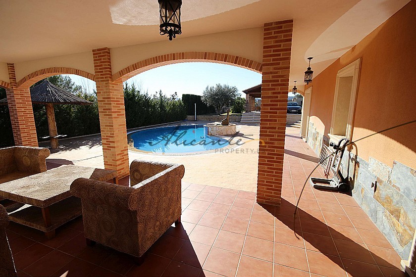 Lovely detached villa in Caudete with a pool in Alicante Property