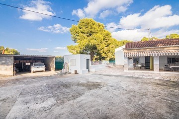 4 Bed Villa with Pool and Garage