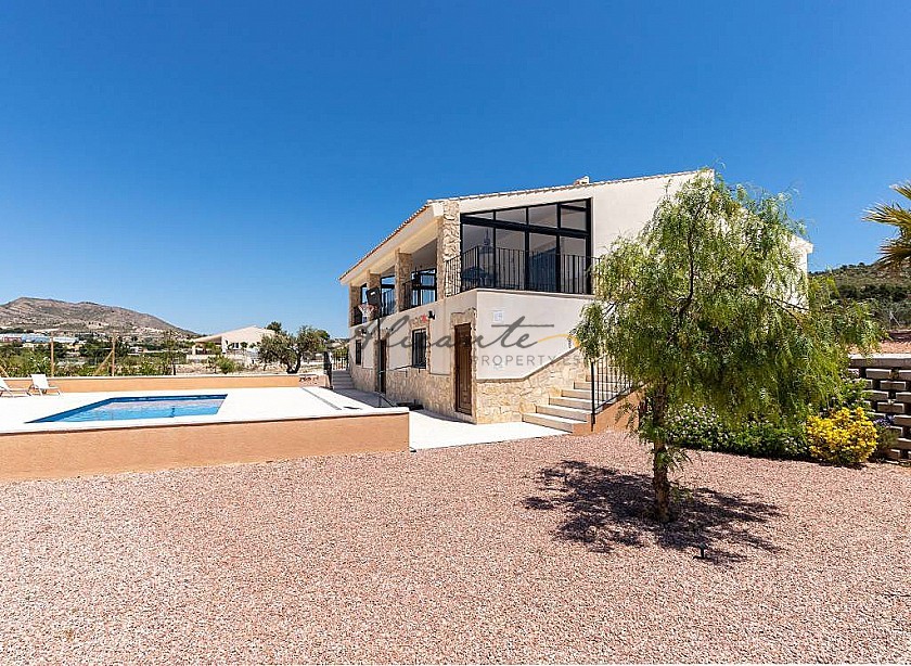 Stunning 5 Bed 3 Bath New Build Villa with Pool in Alicante Property