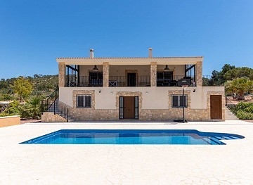 Stunning 5 Bed 3 Bath New Build Villa with Pool