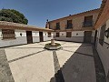 Hermosa finca espaciosa con 9 habitaciones, 3 baños y piscina grande in Alicante Property
