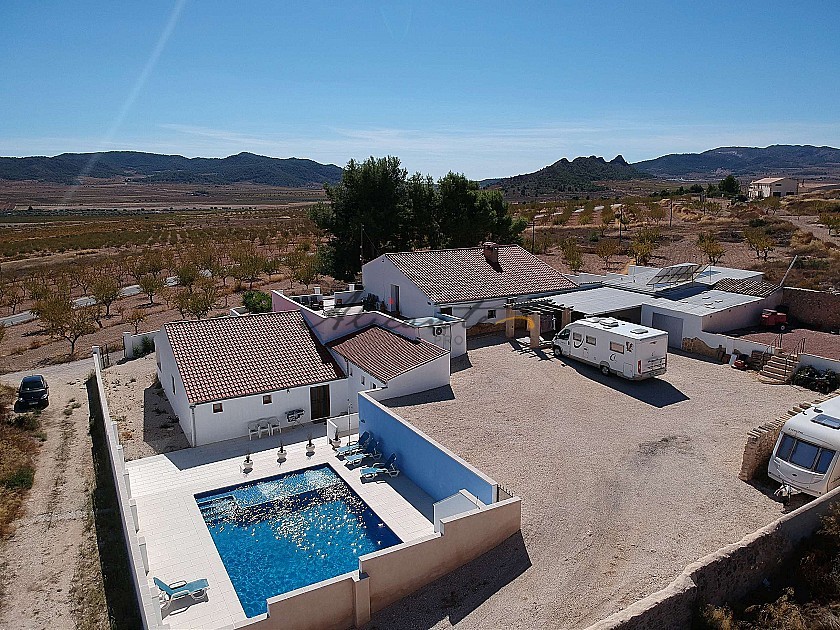 Impresionante casa grande con 2da casa más piscina y garajes - Alicante  Property