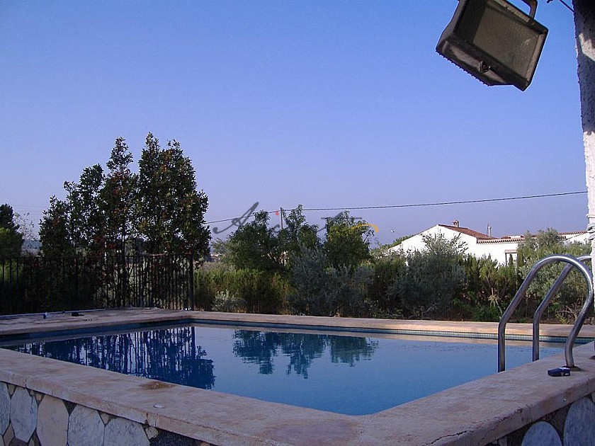 4 bed villa 2 bath villa with pool, needing a little TLC in Alicante Property
