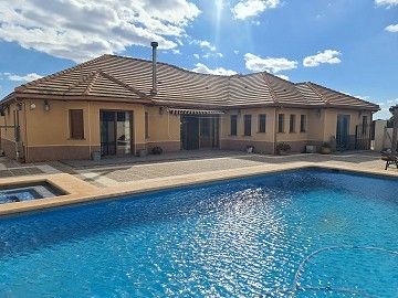 Amplia villa de alta calidad de 5 dormitorios con piscina