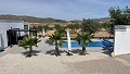 Fast neue 3/4-Schlafzimmer-Villa mit Pool, Doppelgarage und Abstellraum in Alicante Property
