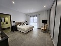 Villa casi nueva de 3/4 dormitorios con piscina, garaje doble y trastero. in Alicante Property