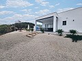 Bijna nieuwe villa met 3/4 slaapkamers, zwembad, dubbele garage en berging in Alicante Property