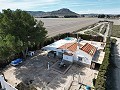 Preciosa casa de 2 dormitorios con piscina, agua corriente y energía solar. in Alicante Property