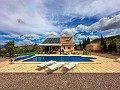 Increíble villa de 2 plantas con piscina en Pinoso in Alicante Property