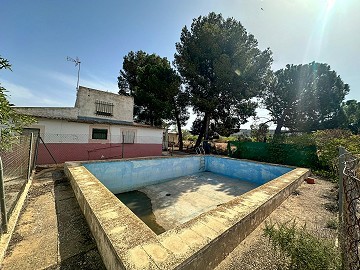 Schönes zu renovierendes Landhaus mit Pool in Yecla