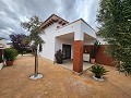 Villa urbana de 3 dormitorios a poca distancia de Monovar con piscina comunitaria y pistas de pádel in Alicante Property