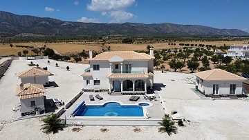 Key ready 6 bedroom villa in Pinoso with guest annex, garage and summer kitchen.