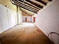 Espaciosa casa de campo con 8 habitaciones para reformar en Yecla in Alicante Property