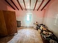Ruim landhuis met 8 te renoveren kamers in Yecla in Alicante Property