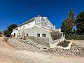 Ruim landhuis met 8 te renoveren kamers in Yecla in Alicante Property